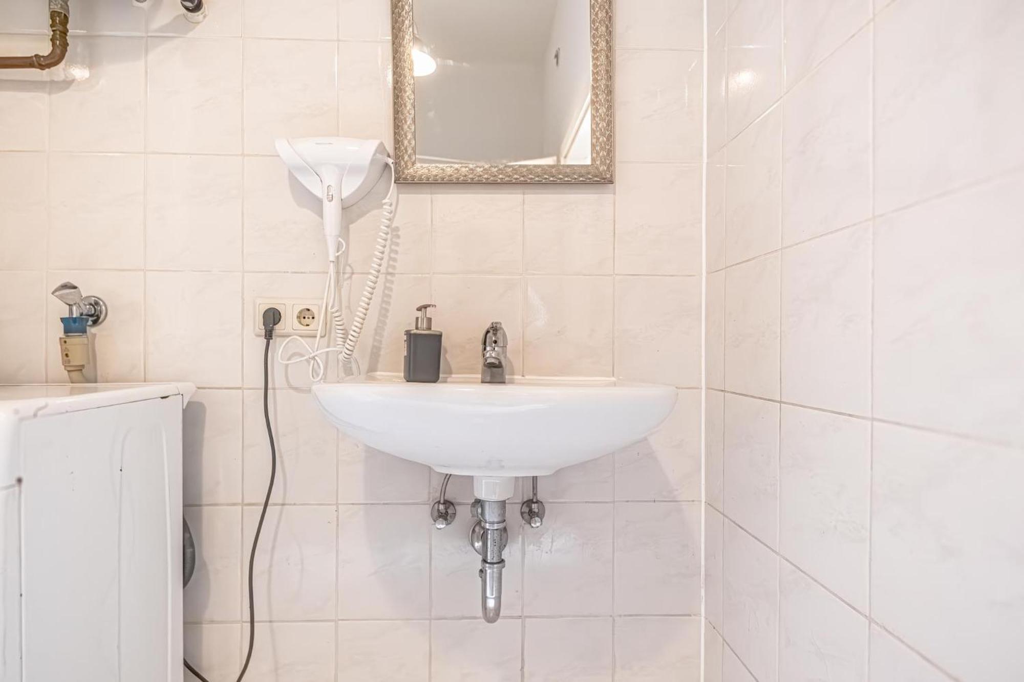 Viennese 3br Apt. Near Wiener Stadthalle & Apartment Vienna